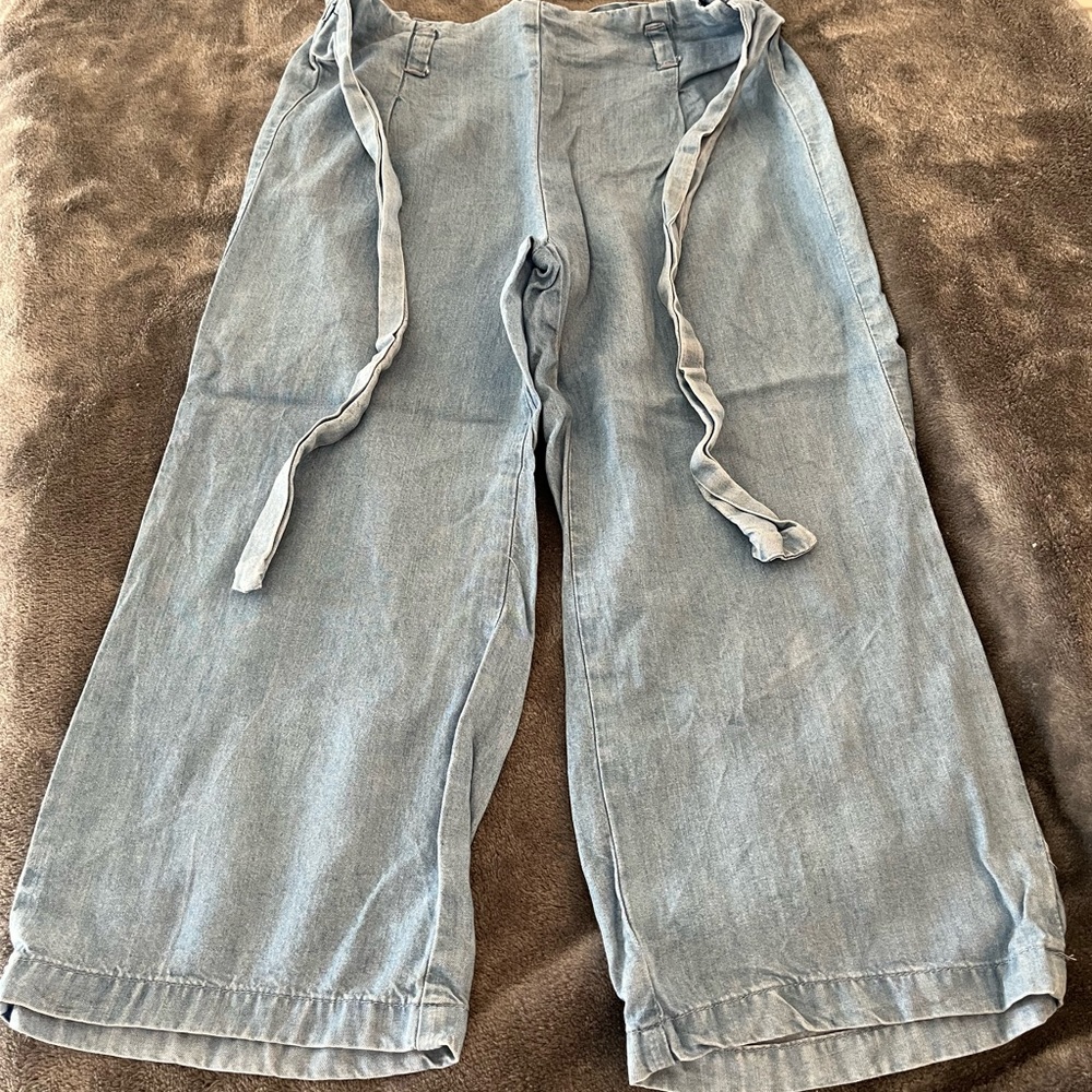 Girls crop wide leg pants.